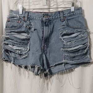 Levi’s 550  cut off  high waisted light- wash shorts Size 31
